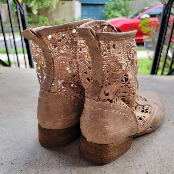 Lacey Beige/Light Brown Ankle Booties Size 9 - Picture 4 of 5